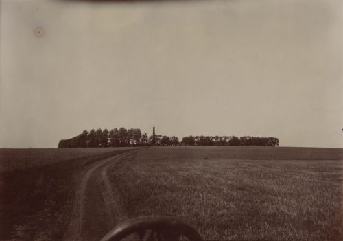 Unbekannt (Künstler*in), Ohne Titel (Ein Denkmal auf dem Feld), ca. 1900