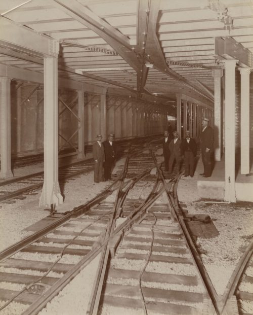 Unbekannt (Künstler*in), Ohne Titel (Männer im U-Bahn-Tunnel), ca. 1900