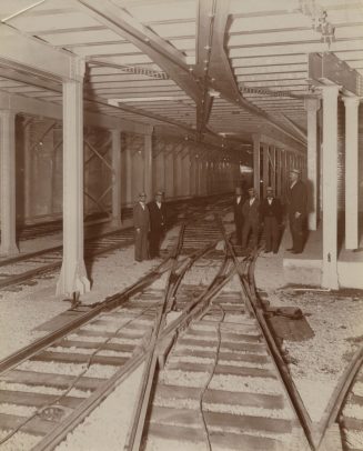 Ohne Titel (Männer im U-Bahn-Tunnel)