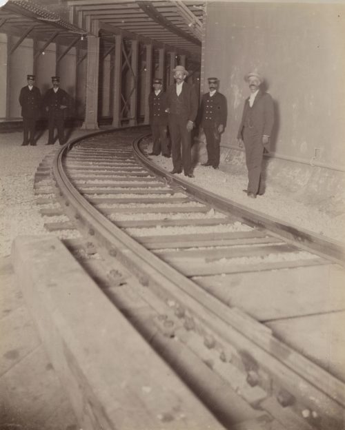 Unbekannt (Künstler*in), Ohne Titel (Männer im U-Bahn-Tunnel vor einer Kurve), ca. 1900