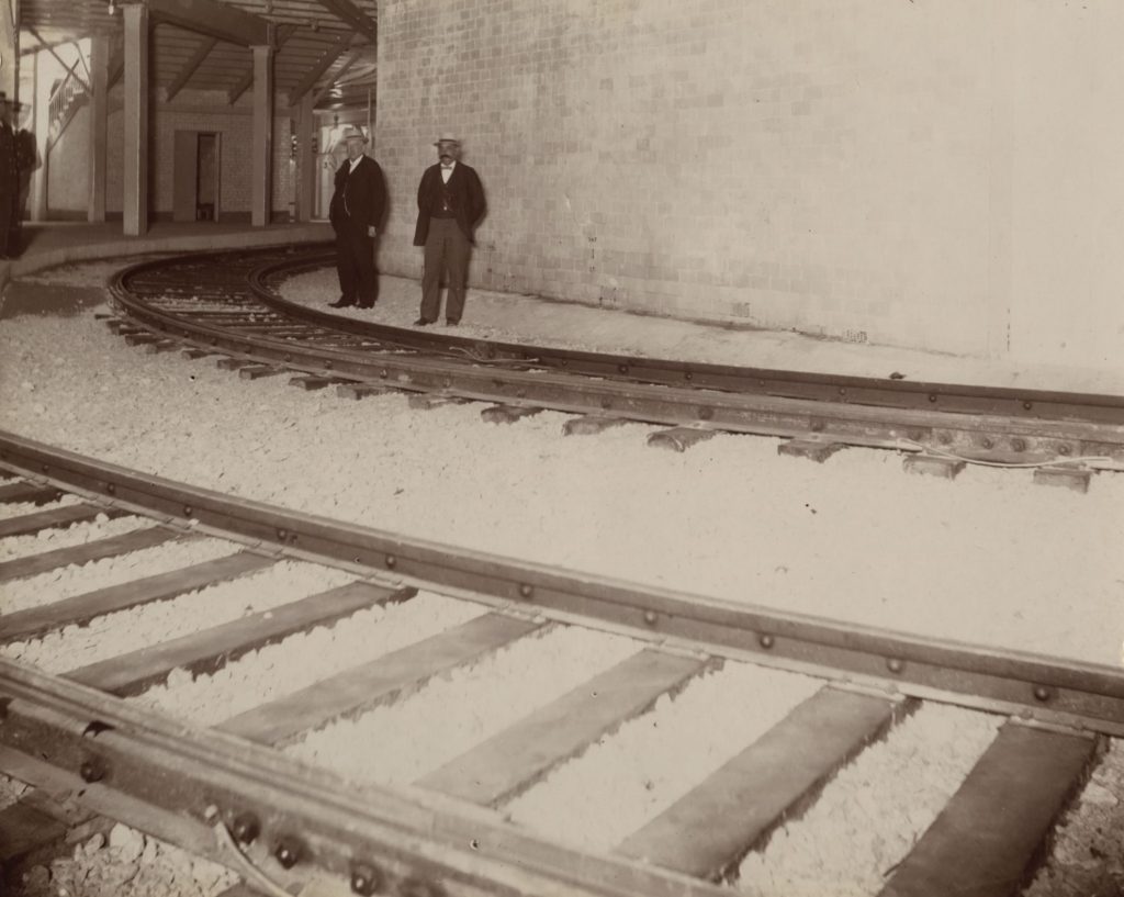 Ohne Titel (Männer im U-Bahn-Tunnel kurz vor einem Bahnhof)