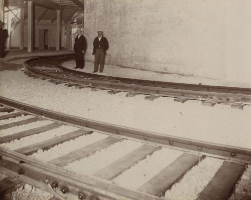 Unbekannt (Künstler*in), Ohne Titel (Männer im U-Bahn-Tunnel kurz vor einem Bahnhof), ca. 1900