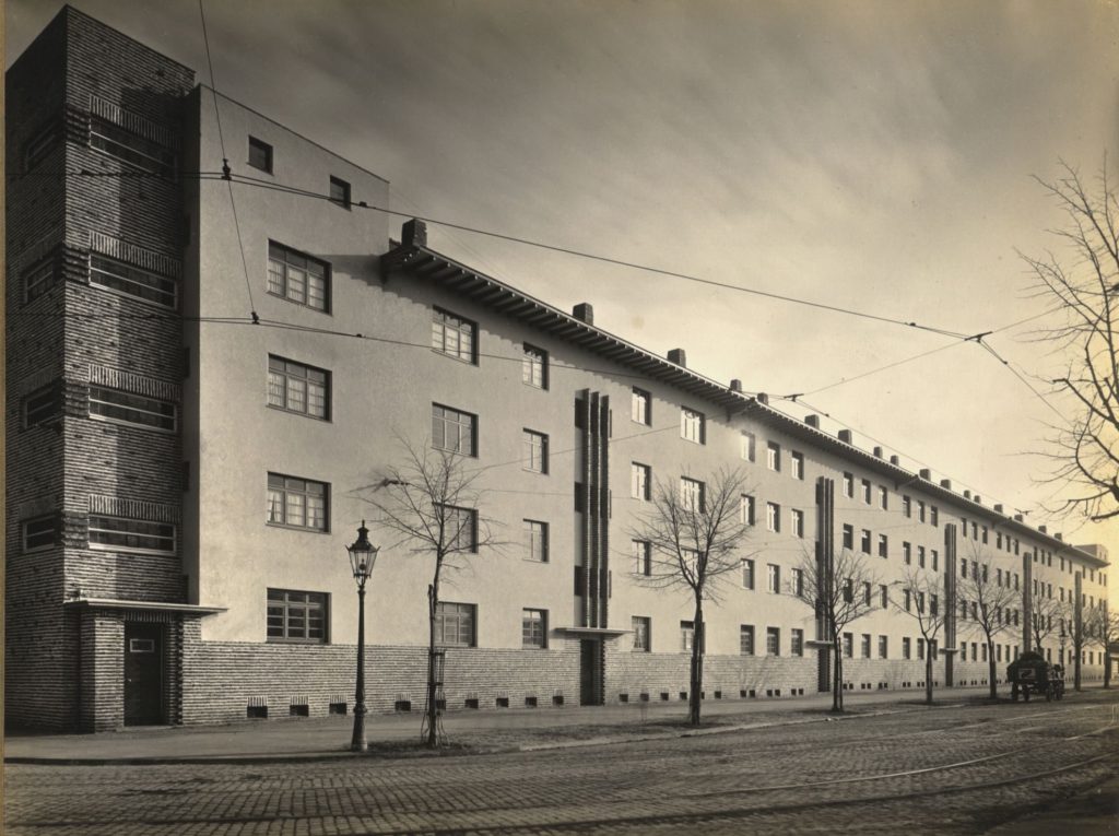 Ehrenfeld, Helmholtzplatz 1