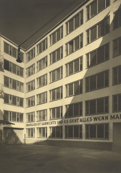 Hugo Schmölz (Künstler*in), Pressehaus Drahtverband, Düsseldorf, Hofansicht, Architekt Bernhard Pfau, ca. 1938