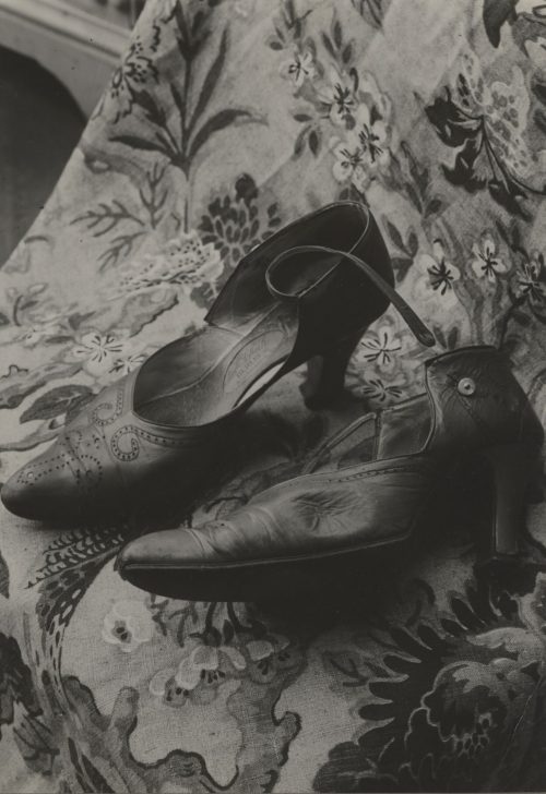 Sasha Stone (Künstler*in), Aus der Serie "Speaking Shoes", 1932