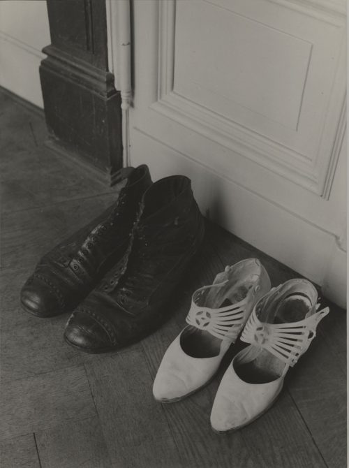 Sasha Stone (Künstler*in), Aus der Serie "Speaking Shoes", 1932