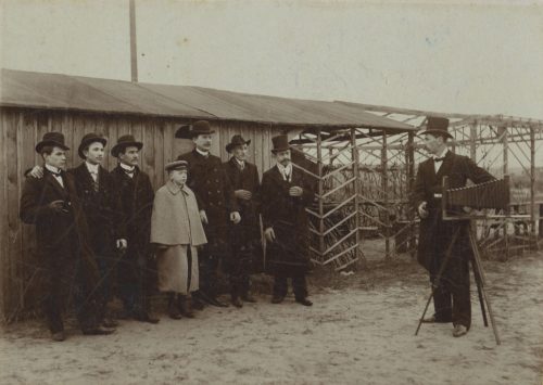 Unbekannt (Künstler*in), Ohne Titel (Aufnahme eines Photographen beim Porträtieren einer Gruppe Männer im Freien), 1880s–1890s