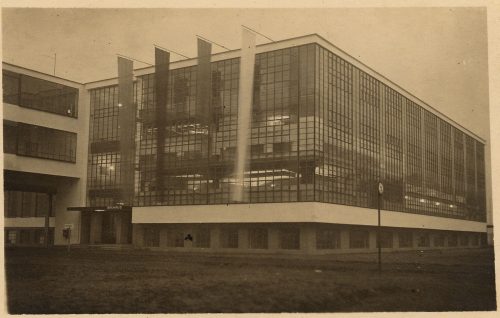 Unbekannt (Künstler*in), Ohne Titel (Werkstättentrakt des Bauhausgebäudes in Dessau am Tag der Eröffnung), 1926