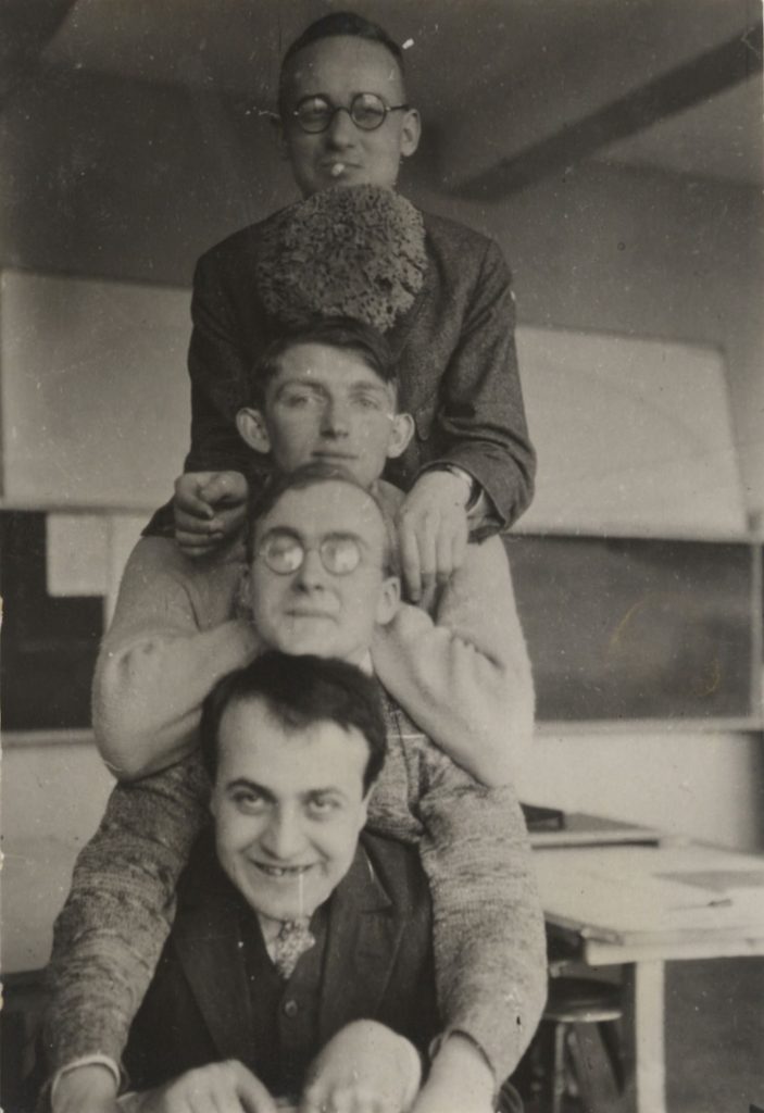 Ohne Titel (Studierende der Bauabteilung am Bauhaus Dessau: H. Bunzel, A. Sharon, H. Hoffmann, Ali Sefi Halil und Gast)