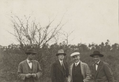 Unbekannt (Künstler*in), Gruppenporträt auf der Baustelle des Bundesschule des ADGB in Bernau (v.l.: Hans Wittwer, Thomas Flake, Hannes Meyer, Hermann Bunzel), 1928