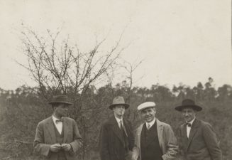 Gruppenporträt auf der Baustelle des Bundesschule des ADGB in Bernau (v.l.: Hans Wittwer, Thomas Flake, Hannes Meyer, Hermann Bunzel)