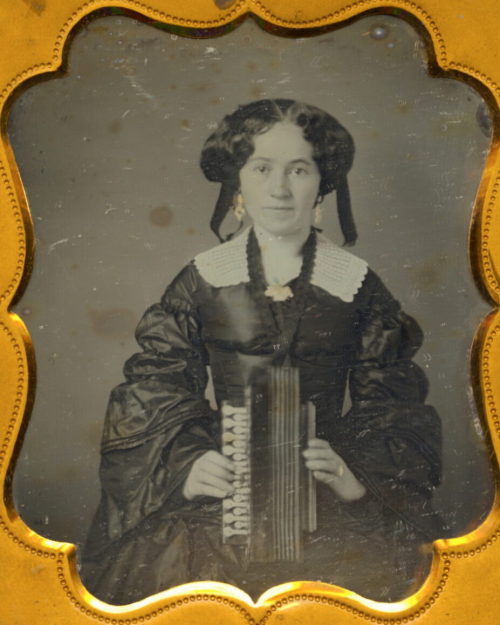 Unbekannt (Künstler*in), Ohne Titel (Frau mit Melodeon), 1850s