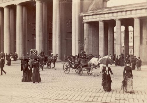 Ottomar Anschütz (Künstler*in), Ohne Titel (Straßenaufnahme am Brandenburger Tor), ca. 1890