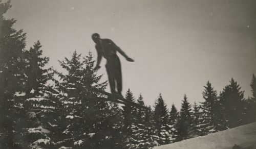 Vernacular (Künstler*in), Ohne Titel (Skispringer vor Wald und Himmel), ca. 1930