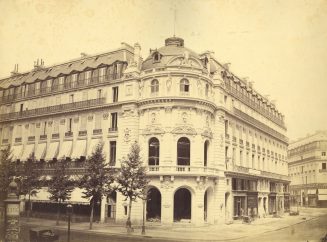 Ohne Titel (Maison Vaudeville, gegenüber der Pariser Börse, Paris)