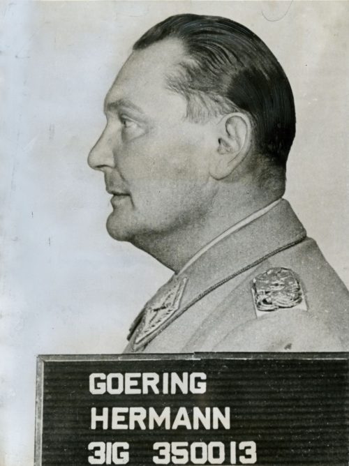 Unbekannt (Künstler*in), „Dem Prozess als Kriegsverbrecher begegnen“, Hermann Göring, Pressefoto, 04.11.1945, 1945