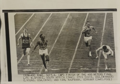 Unbekannt (Künstler*in), Ziellauf der 400 Meter Strecke, Rom, 1960