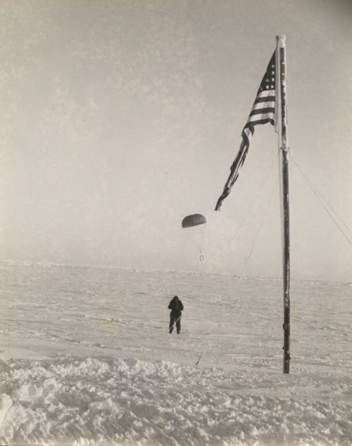 Unbekannt (Künstler*in), Ohne Titel (Amerikanische Flagge in der Antarktis), n.d.