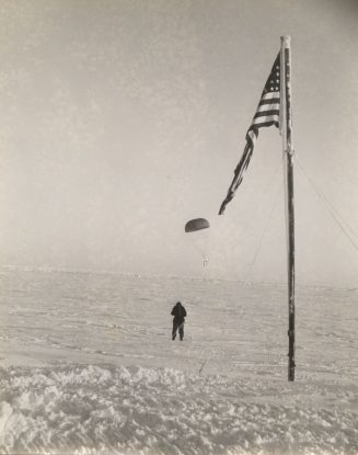 Ohne Titel (Amerikanische Flagge in der Antarktis)