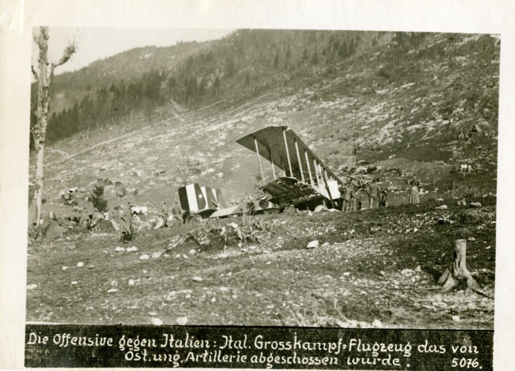 Die Offensive gegen Italien: Ital. Grosskampf-Flugzeug das von Öst.ung. Artillerie abgeschossen wurde