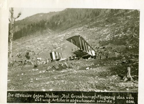 Press Photo (Künstler*in), Die Offensive gegen Italien: Ital. Grosskampf-Flugzeug das von Öst.ung. Artillerie abgeschossen wurde, 1910s