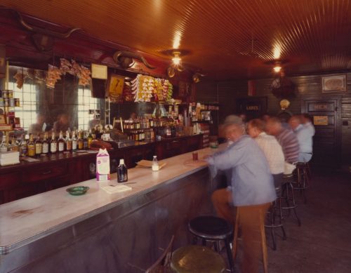 Jim Dow (Künstler*in), Bar, Luling-Destrehan Ferry, Luling, Louisiana, 1978 (Abzug/Print 2023)