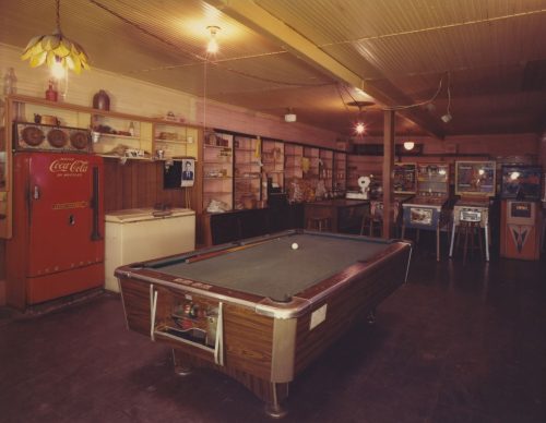 Jim Dow (Künstler*in), Poolhall, White House Hotel, Verret, Louisiana, 1978