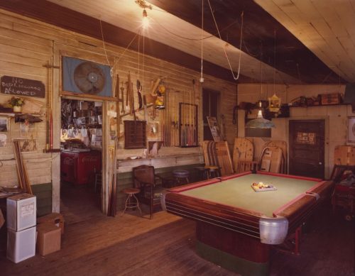 Jim Dow (Künstler*in), Poolroom, Schulz's Fresh Hardware, Bucktown, Louisiana, 1979