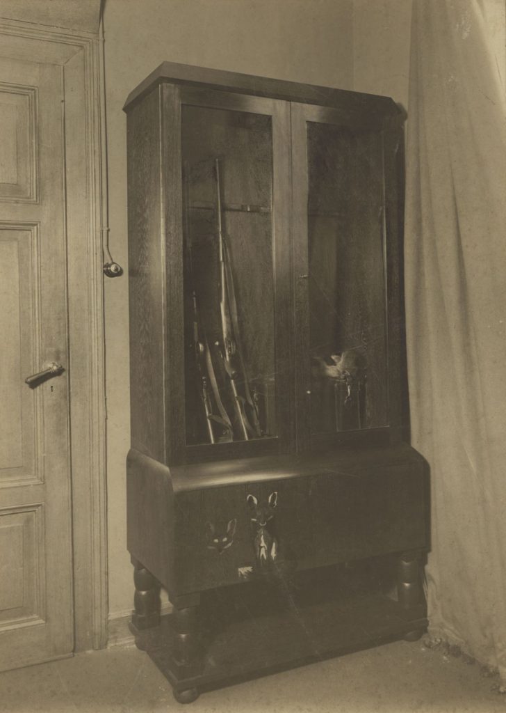 Ohne Titel (Interieur der Wohnung eines Großwildjägers; Schrank mit Waffen)