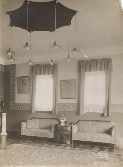 W. Hümmer (Künstler*in), Ohne Titel (Interieur der Wohnung eines Großwildjägers; Wohnzimmer mit Deckenbeleuchtung), ca. 1910