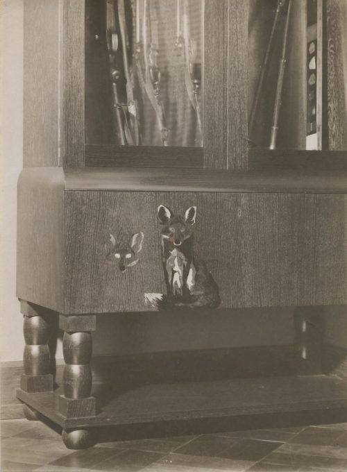 W. Hümmer (Künstler*in), Ohne Titel (Interieur der Wohnung eines Großwildjägers; Detail vom Schrank mit Waffen), ca. 1910