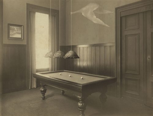 W. Hümmer (Künstler*in), Ohne Titel (Interieur der Wohnung eines Großwildjägers; Billardtisch), ca. 1910