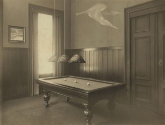 Ohne Titel (Interieur der Wohnung eines Großwildjägers; Billardtisch)