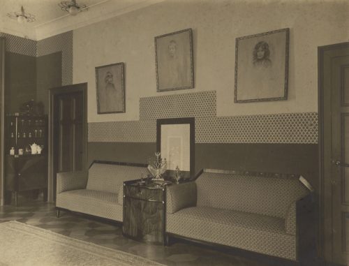 W. Hümmer (Künstler*in), Ohne Titel (Interieur der Wohnung eines Großwildjägers; Wohnzimmer), ca. 1910