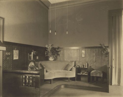 W. Hümmer (Künstler*in), Ohne Titel (Interieur der Wohnung eines Großwildjägers; Sitzecke), ca. 1910