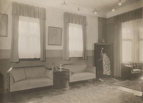 W. Hümmer (Künstler*in), Ohne Titel (Interieur der Wohnung eines Großwildjägers - Wohnzimmer mit dem Intrasien-Eckschrank), ca. 1910