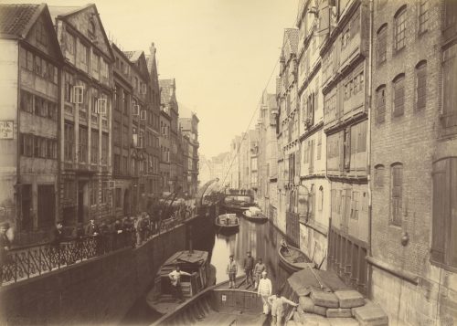 Georg Koppmann (Künstler*in), Hamburg: Holländische Reihe von der St. Annenbrücke aus gesehen, 1884