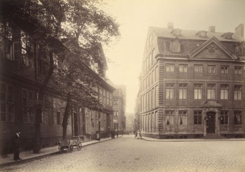 Georg Koppmann (Künstler*in), Hamburg: Kirchenhäuser am Catharinen-Kirchhof, 1884