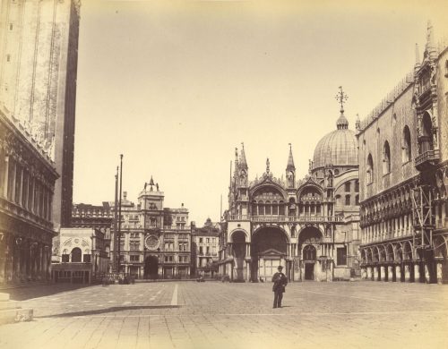 Carlo Naya (Künstler*in), Venedig, Der Dogenpalast. Die Marcus Kirche und der Turm mit der Uhr, gesehen von der Piazzetta aus, ca. 1870