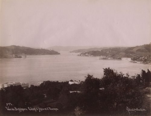 Pascal Sebah Und Policarpe Joaillier (Künstler*in), Blick auf den Bosporus. Küsten Asiens und Europas, ca. 1880