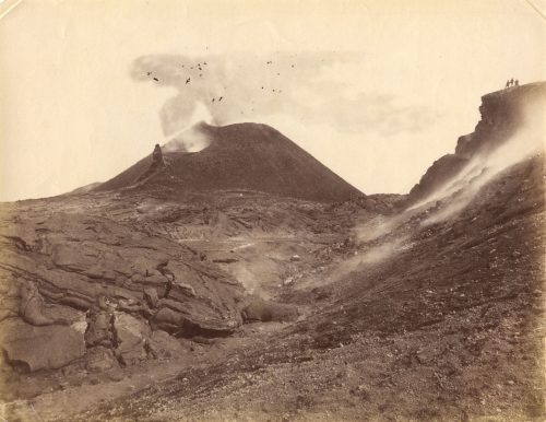 Giorgio Sommer (Künstler*in), Vesuv, Krater (mit Rauchwolken), 1880