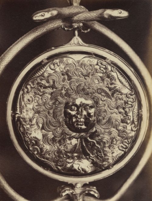 Giorgio Sommer (Künstler*in), Neapel Museum (Schild mit dem Kopf der Medusa), ca. 1900