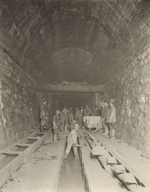 Marianne Strobl (Künstler*in), Arbeiter beim Tunnelbau, aus „Bau der Wocheinerbahn, Teilstrecke Assling-Wocheiner-Feistritz, Baulos 3 und 4“, 1905