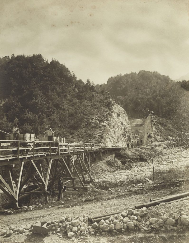 Ohne Titel (Eisenbahnbrücke), aus „Bau der Wocheinerbahn, Teilstrecke Assling-Wocheiner-Feistritz, Baulos 3 und 4“