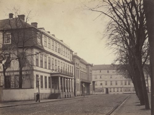 Unbekannt (Künstler*in), Gräflich Bremer'sches Haus an der Friedrichstraße, 1870s