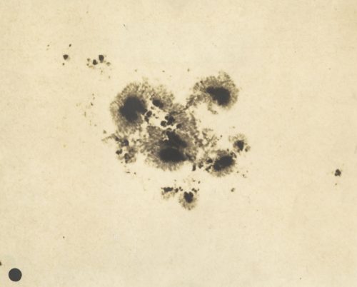 Unbekannt (Künstler*in), B 35 Great Sun-Spot Group, 8. August 1917. Die Scheibe repräsentiert die Erde, 1917