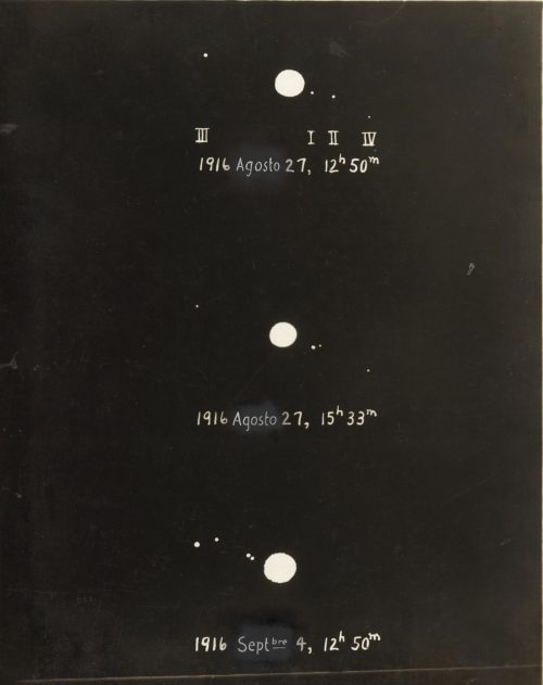 Unbekannt (Künstler*in), P 38. Jupiter, gezeigt mit vier unterschiedlichen Satellitenpositionen. Fotografiert mit dem Bruce Teleskop, Yerkes-Observatorium Chicago, 1916