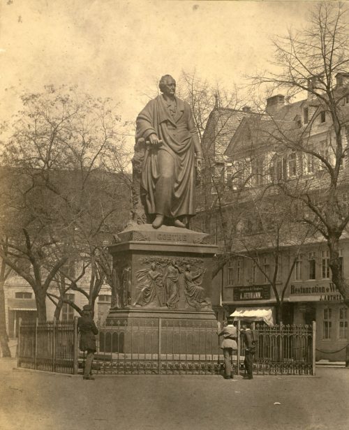 Unbekannt (Künstler*in), Goethe-Denkmal von Ludwig Schwanthaler (1844) in der Gallus-Anlage in Frankfurt, ca. 1860