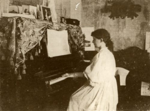 Unbekannt (Künstler*in), Edward Steichen: Schwester Lilian Steichen am Piano, 1895