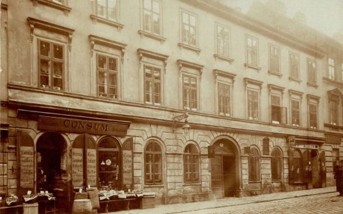 Unbekannt (Künstler*in), Ohne Titel (Straße mit Consum-Geschäft), ca. 1890–1905